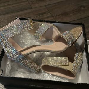 Shimmering comfort heel with velcro strap
